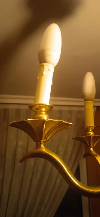 Elegante lámpara de laton