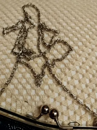 Clutch de satén con pedrería y lentejuelas