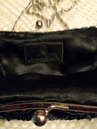 Clutch de satén con pedrería y lentejuelas