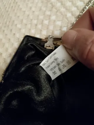 Clutch de satén con pedrería y lentejuelas