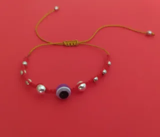 Pulsera ojo turco y cuentas plateadas.