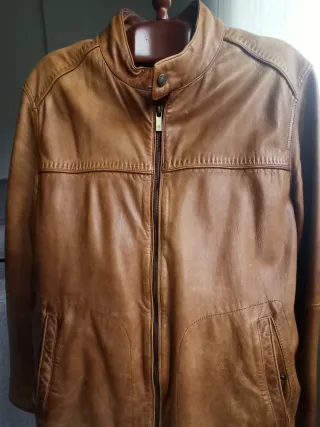 Cazadora de cuero marrón