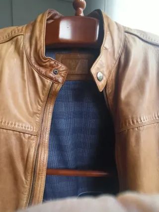 Cazadora de cuero marrón