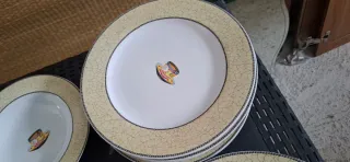 Set piatti decorati e piattini tazzina caffè