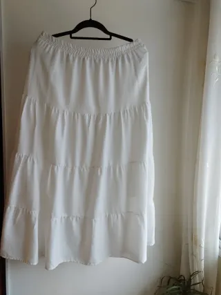 Falda blanca larga con volantes