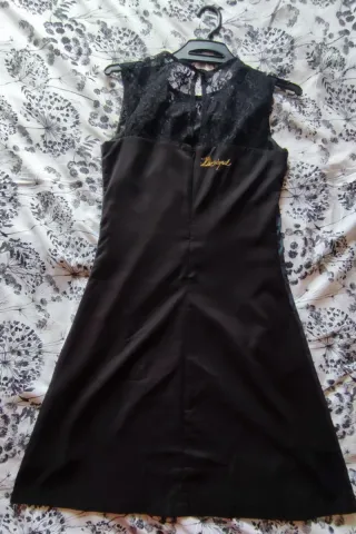 Vestido negro y verde con estampado