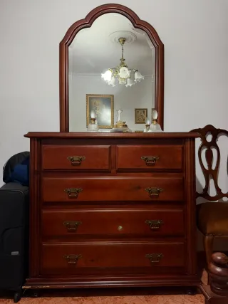 Cómoda de madera con espejo