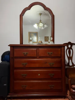 Cómoda de madera con espejo