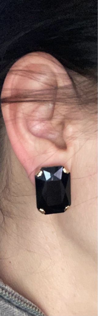 Orecchini Max Mara neri e oro.