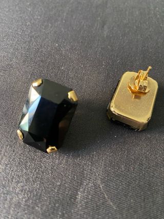 Orecchini Max Mara neri e oro.