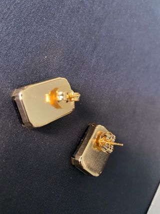 Orecchini Max Mara neri e oro.