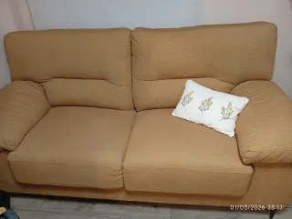 Sofá de tela beige y amarillo