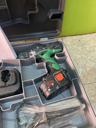 Taladro Hitachi con cargador y 2 baterías