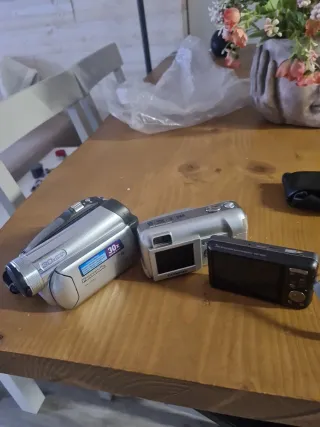 2 Fotocamere e 1 Videoregistratore Olympus/Sony