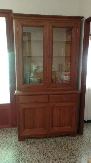 Mueble de madera con vitrina