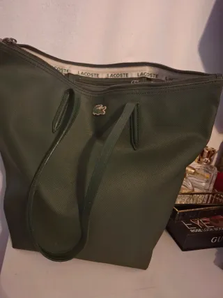 Bolso Lacoste Verde Oliva con gafas de sol