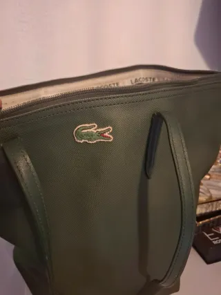 Bolso Lacoste Verde Oliva con gafas de sol