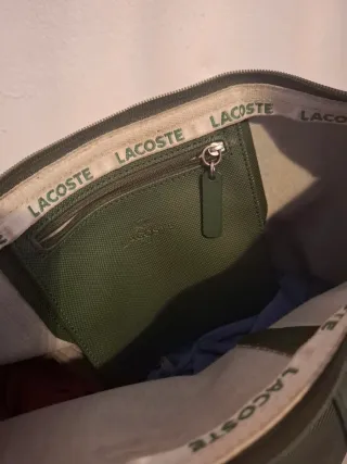 Bolso Lacoste Verde Oliva con gafas de sol