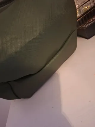 Bolso Lacoste Verde Oliva con gafas de sol