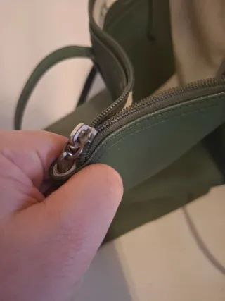 Bolso Lacoste Verde Oliva con gafas de sol