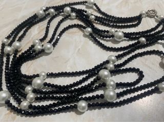 Collana lunga perle bianche e cristalli neri