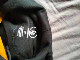 Sudadera Volcom negra con Capucha.