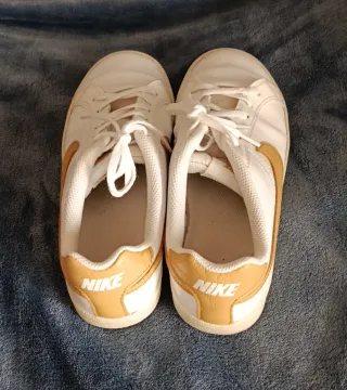 Zapatillas Nike Blancas y Doradas