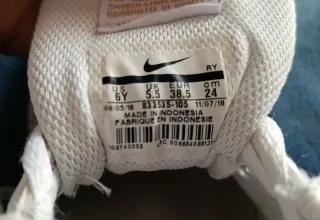 Zapatillas Nike Blancas y Doradas