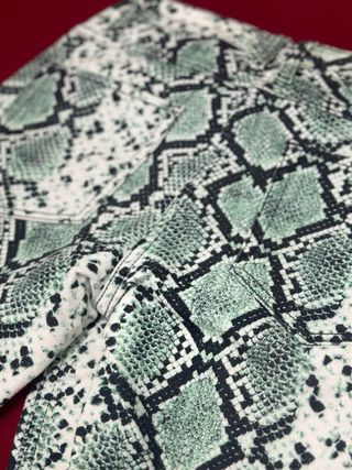 Pantalones Sandro Paris estampado serpiente