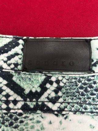 Pantalones Sandro Paris estampado serpiente