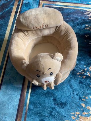 La silla del bebé de cuatro meses en un año