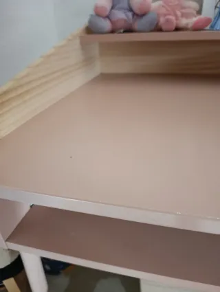 Escritorio infantil rosa y madera.