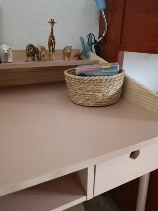 Escritorio infantil rosa y madera.