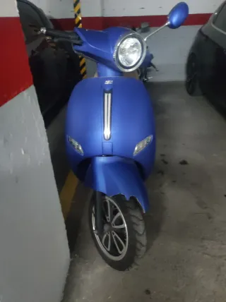 Moto Scooter Azul y Casco Rosa