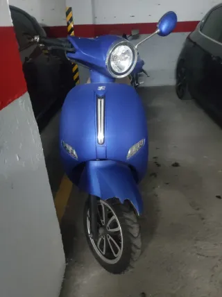 Moto Scooter Azul y Casco Rosa