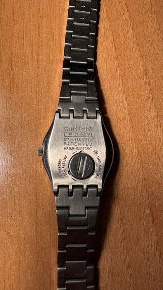 Reloj Swatch Mujer Negro y Plateado