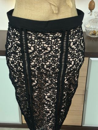 Falda de encaje guipur negra