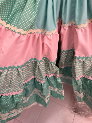 Traje de flamenca verde y rosa