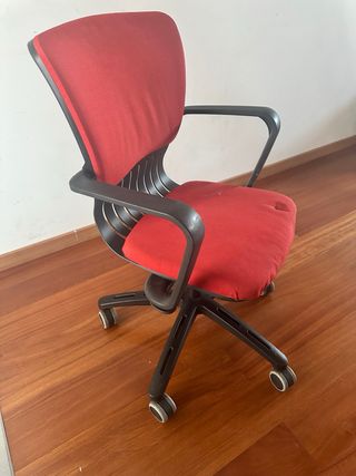 Silla giratoria roja y negra