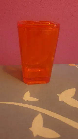 Vaso naranja para cepillos de dientes