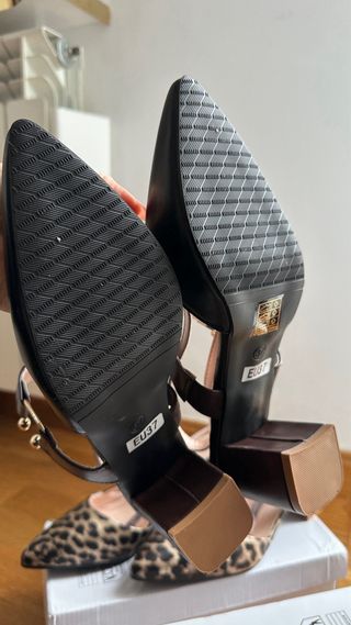 Tacones destalonados con estampado de leopardo
