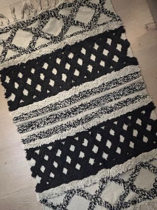 Alfombra beige y negra