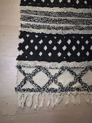 Alfombra beige y negra