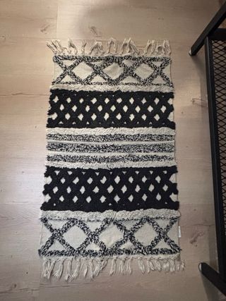 Alfombra beige y negra