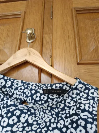 Camisa azul y blanca con estampado