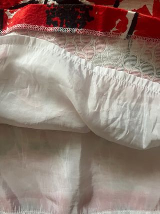 Top SÍNTESIS Estampado Flores Rojas