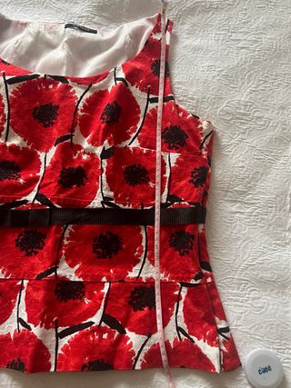 Top SÍNTESIS Estampado Flores Rojas