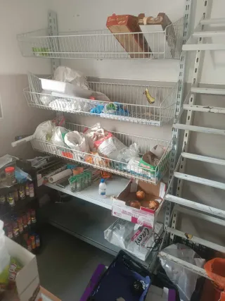 Estantería metálica de pared con cestas y baldas