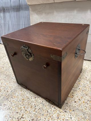 Baúl de madera con detalles metálicos