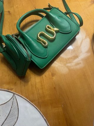 Bolso verde con serpiente dorada